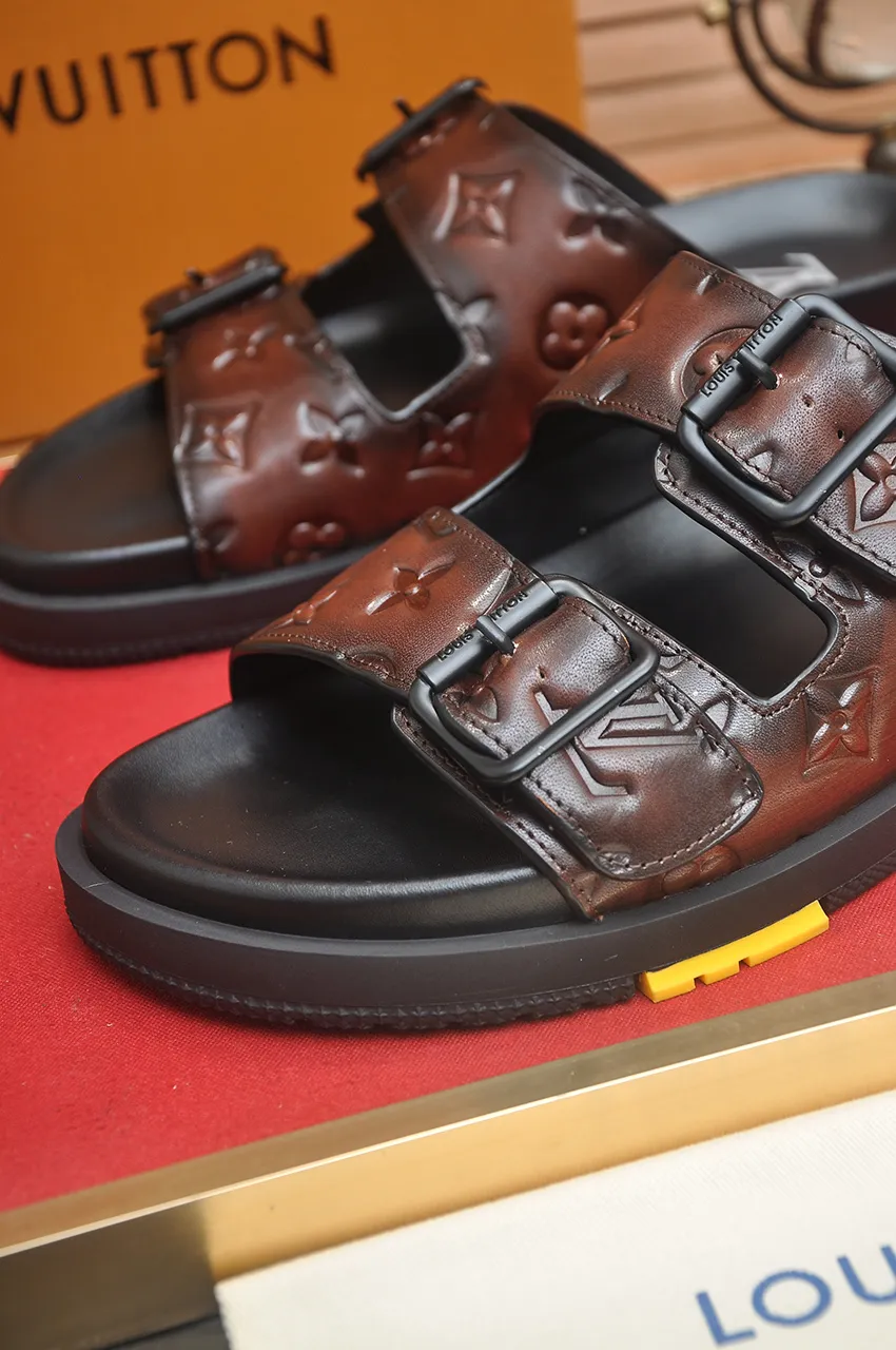 Men's shoes 💰400💶 [Louis Vuitton LV slippers] (high-end cowhide) counter 1:1 fashion style, a must-have for summer! The designer used LV’s iconic outsole. The original simple slippers instantly become fashionable! The upper is made of flexible special cowhide leather straps alternately, and the workmanship is exquisite! A must-have for stylish men in summer, size 38-45 (45 customized)